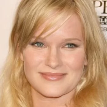 Nicholle Tom