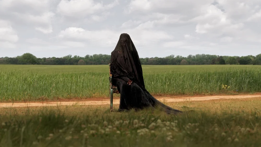 Bahçedeki Kadın - The Woman in the Yard