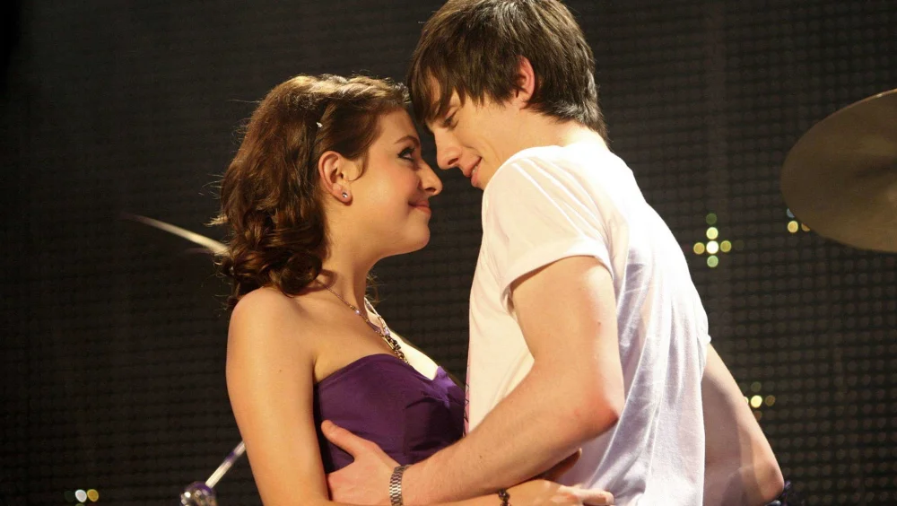 Kızlar Erkeklerden Ne İster? - Angus, Thongs and Perfect Snogging